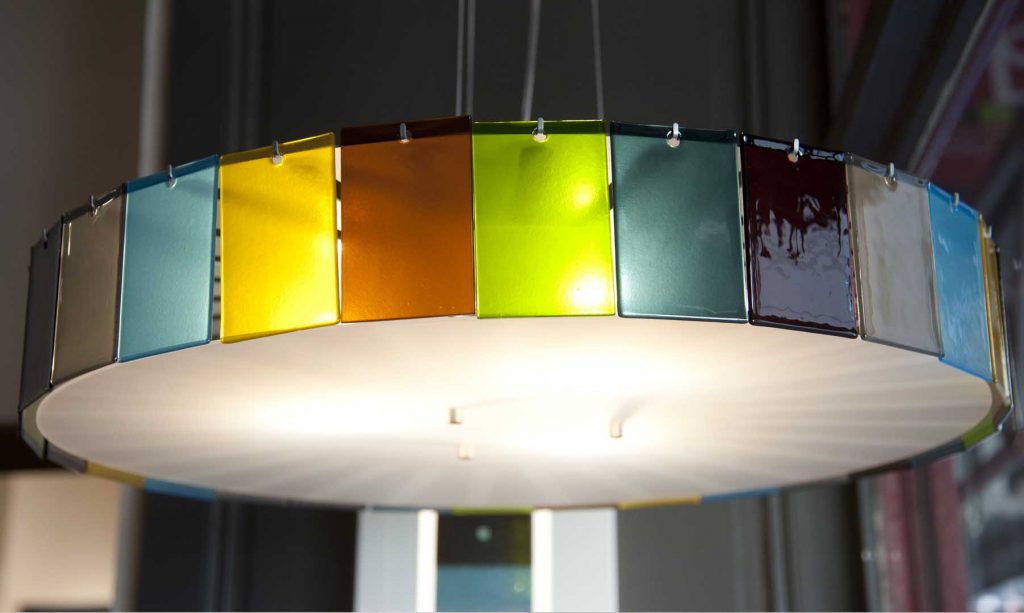 luminaire en verre coloré et contemporain
